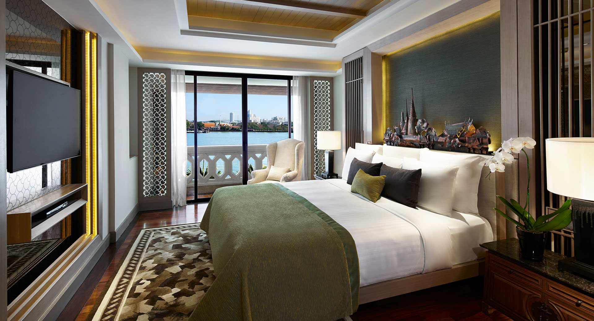anantara_riverside_bangkok_2bedroom_river_view_chaophrayar_suite_master_bed_1920x1037